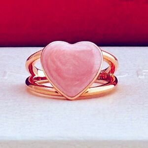 Authentic pandora ring size 6 comes with dust bag 💍🌺💍🌺💍🌺💍🌺💍🌺💍🌺💍🌺💍🌺